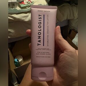 Daily Glow Hydrating Gradual Tan Lotion - Pink